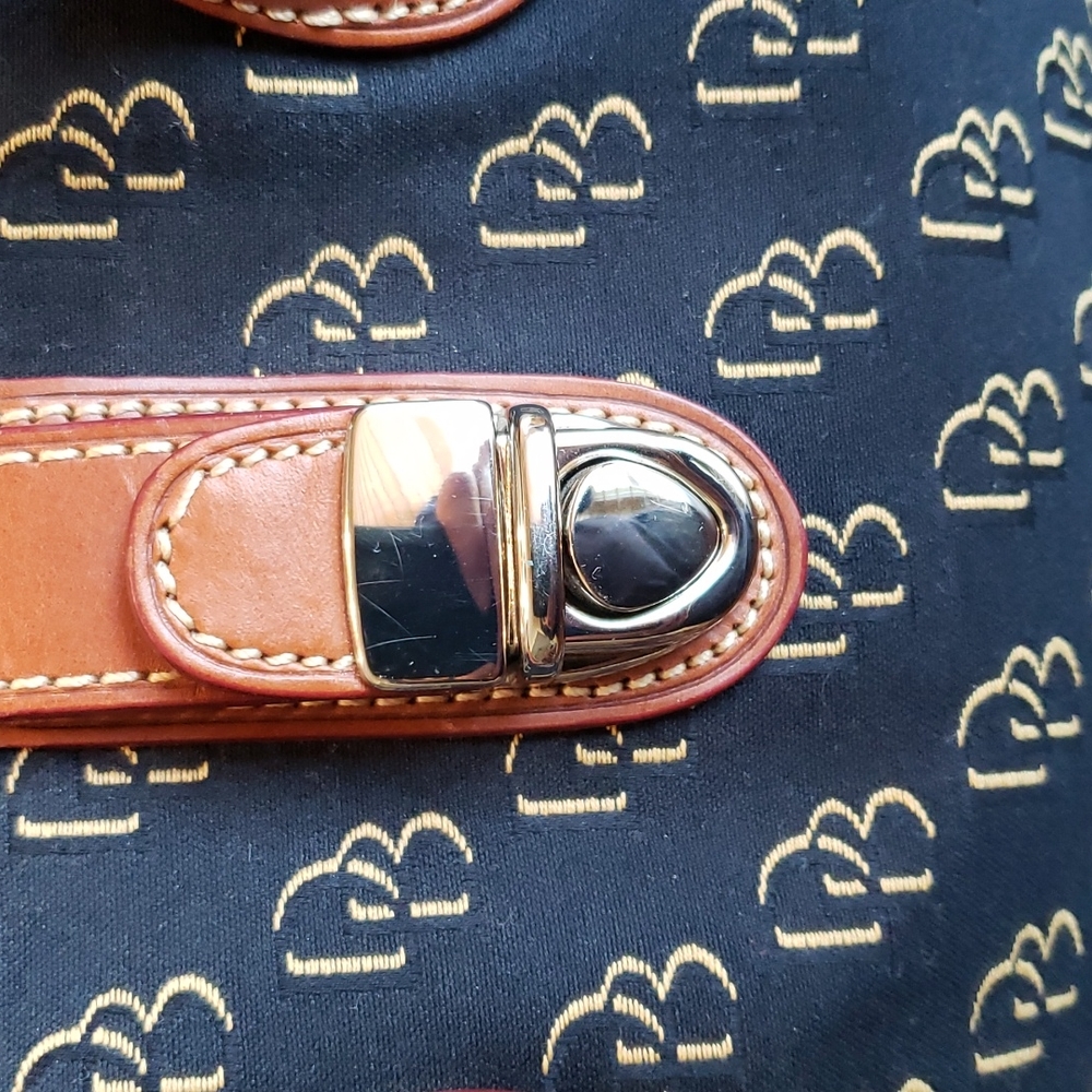 Classic Black and Tan Canvas Shoulder Bag - Picture 3 of 9